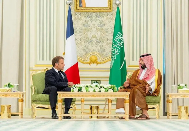 بن سلمان و مکرون در ریاض درباره تحولات منطقه‌ای و بین‌المللی رایزنی کردند / تأکید بر تقویت روابط راهبردی عربستان و فرانسه