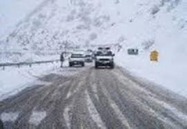 محور گردنه چری در شهرستان کوهرنگ لغزنده شد