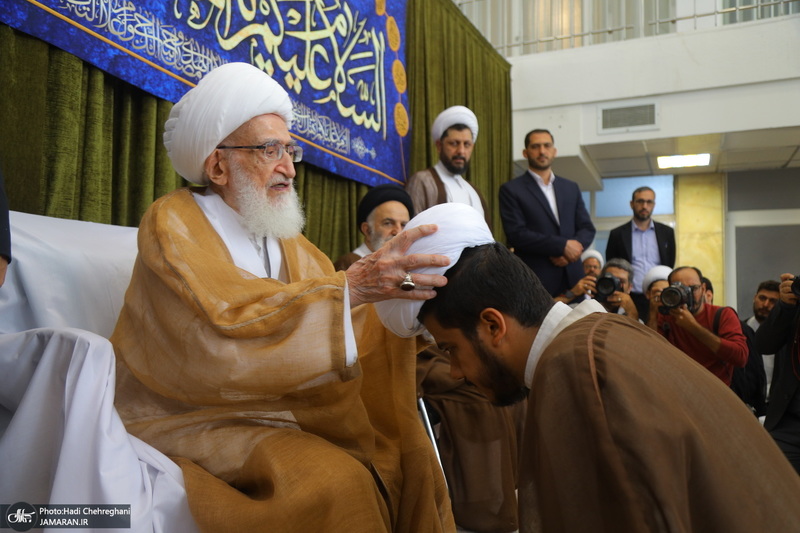 مراسم عمامه گذاری طلاب روز ولادت پیامبر اکرم (ص) و امام جعفر صادق (ع) در بیوت مراجع