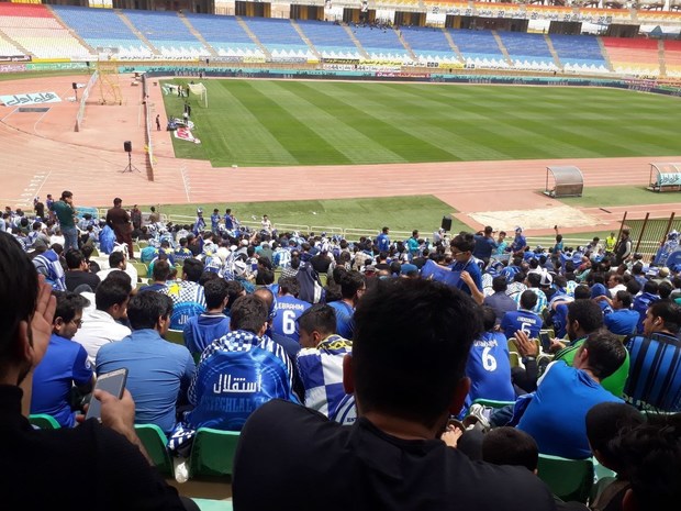 حضور دو پیشکسوت آبی ها در ورزشگاه / بنر هواداران برای مهدی قائدی+ تصاویر
