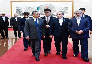 دیدار عراقچی و وانگ‌یی در پکن؛ تأکید تهران و پکن بر تعمیق شراکت راهبردی و حل‌وفصل تنش‌های منطقه از مسیر دیپلماسی