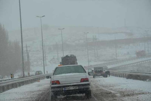 بارش برف جاده های کوهستانی زنجان را فرا گرفته است