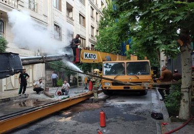 سقوط یک جرثقیل بر روی دیوار یک ساختمان در تهران! + عکس ها