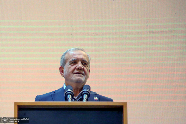 پزشکیان: امام خمینی (ره) بارها فرمودند اگر مردم از ما رو برگردانند، از انقلاب و دین چیزی نخواهد ماند/ اگر امام خمینی (ره) امروز بود، تصور می‌کنم برایش واقعاً سخت بود که این وضعیت جامعه مسلمان‌ها و رفتارها و اختلاف‌ها را ببیند