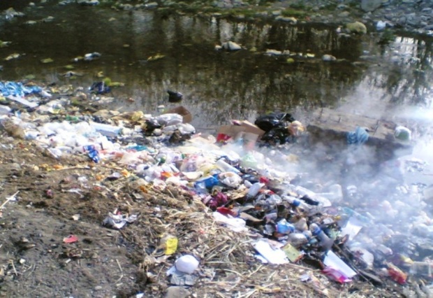 تلخکامی مسافران از تخلیه زباله درنزدیکی منطقه گردشگری تلار قائمشهر