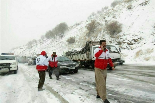 امدادگران مهابادی 50 مسافر گرفتار در برف را نجات دادند