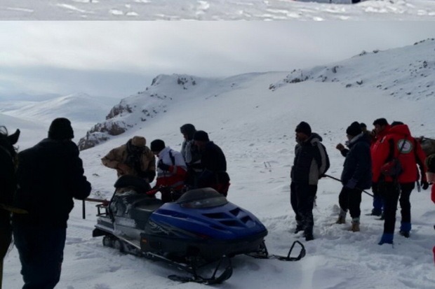 جسد جوان مدفون در برف ارتفاعات آواجیق به چالدران منتقل شد