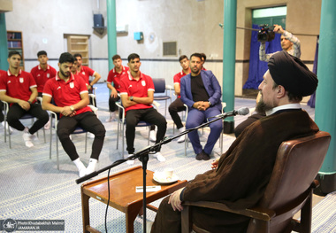 سید حسن خمینی: ورزش می‌تواند در جهت امید نقش بالایی داشته باشد/ بازی علی دایی با دنده‌ی شکسته تا پایان مسابقه ناشی از عرق ملی نسبت به کشور و ملت بود/ همه سرباز مردم هستیم و سرباز کسی است که با تمام توان در صحنه باقی بماند