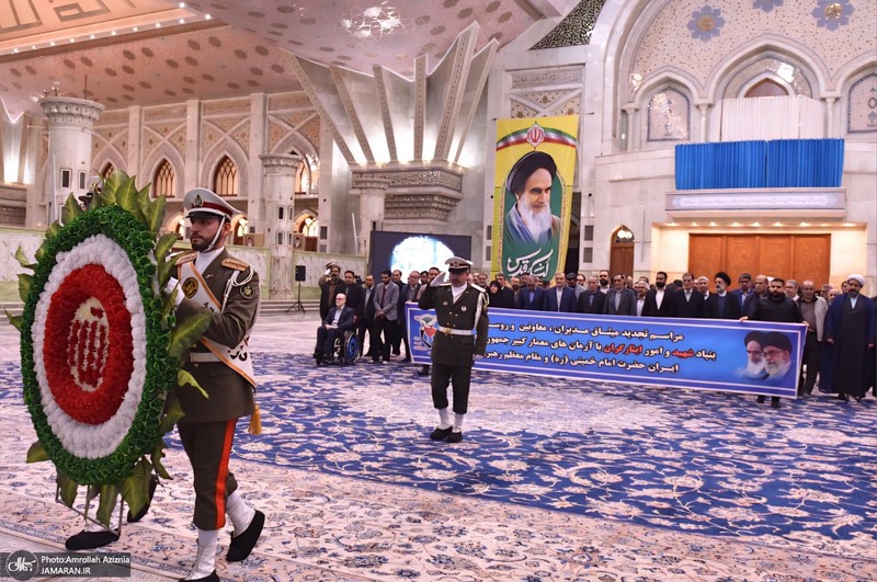 تجدید میثاق رئیس و جمعی از معاونین بنیاد شهید و امور ایثارگران با آرمان های امام خمینی (س)