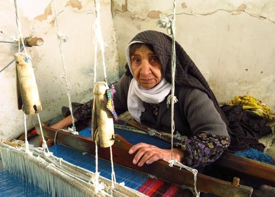 "سفره بافی" میراث زنان کهنسال/ رئیس اتحادیه صنایع دستی اصفهان: تولیدات باید مطابق با علایق امروزی ها باشند