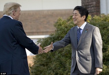 ترامپ و آبه کلاه سر هم گذاشتند!+ تصاویر 