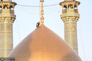 آیین تعویض پرچم گنبد حرم حضرت معصومه(س) و آغاز دهه کرامت