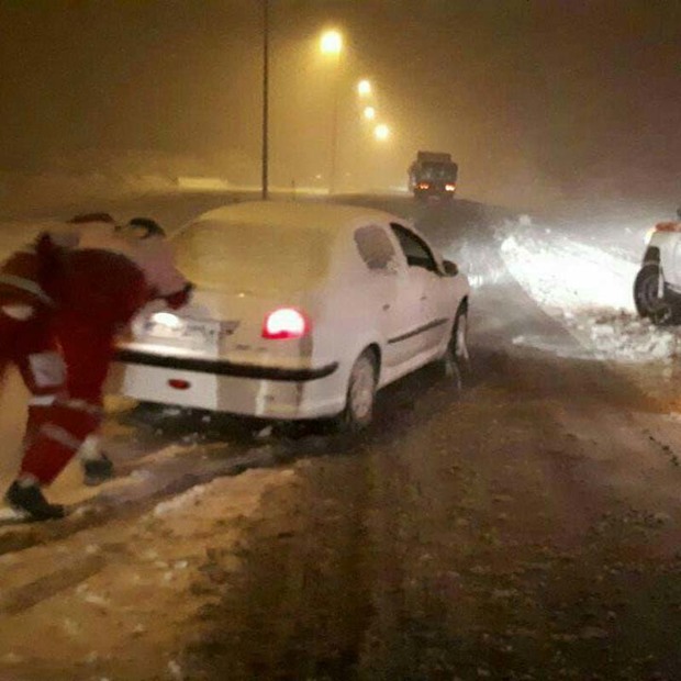 هلال احمر بروجرد به 70خودرو در گردنه زالیان امداد رسانی کرد