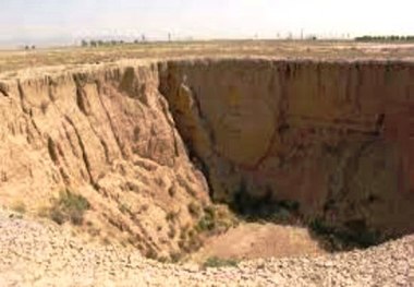 بخشی از زمین در هرمز آباد سمیرم نشست کرد