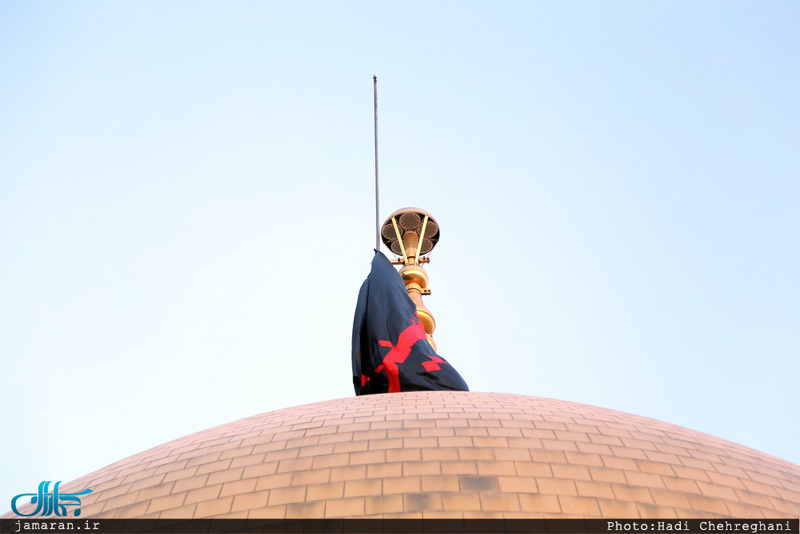 تعویض پرچم گنبد حرم مطهر حضرت معصومه(س) در آغاز ماه محرم