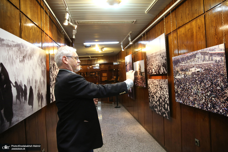 بازدید مهمانان خارجی شرکت کننده در مراسم وداع و تشییع رهبر شهید از حسینیه جماران