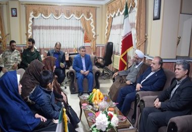 وزیر ورزش و جوانان با خانواده شهیده نازقلچی دیدار کرد
