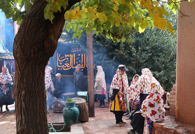 چند گردشگر خارجی در مراسم روز عاشورای روستای ابیانه شرکت کردند؟