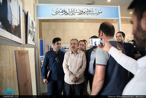 بازدید احمد مسجد جامعی از نمایشگاه عطر یاس در حرم مطهر امام خمینی (س)  /1