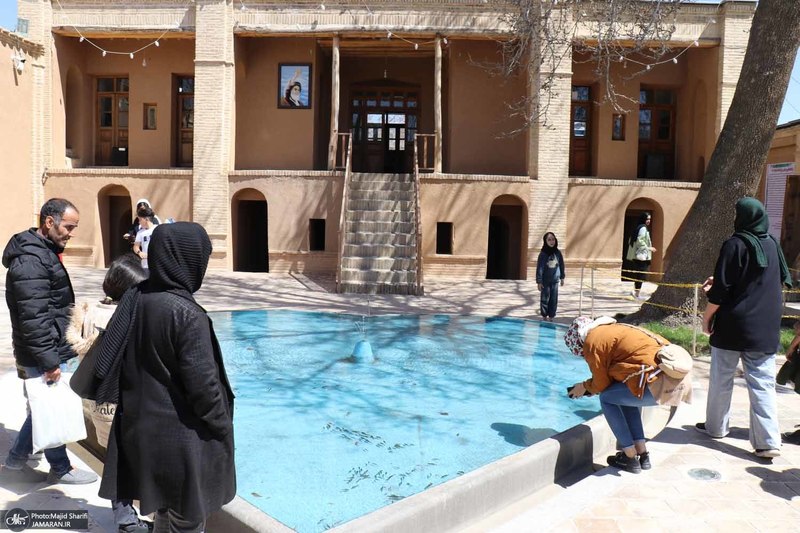 ازدید خانوادگی گردشگران نوروزی از بیت تاریخی حضرت امام در خمین