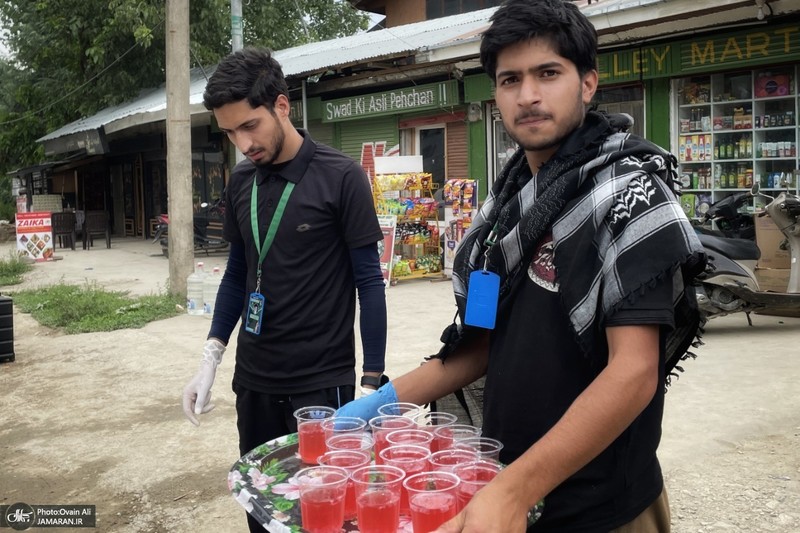 توزیع آب و شربت نذری برای حمایت از مردم غزه در کشمیر