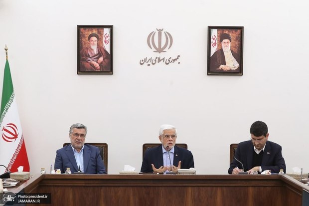 انتقاد عارف از دخالت‌های غیرتخصصی در زمینه بهداشت و درمان: عقب ماندگی در تکمیل برنامه سلامت الکترونیک باید جبران شود/ سند نقشه راه سلامت الکترونیک ملاک عمل قرار گیرد/ قاچاق دارو از کشور یک مشکل جدی است/ سرانه مصرف دارو بیشتر از سایر کشورهاست