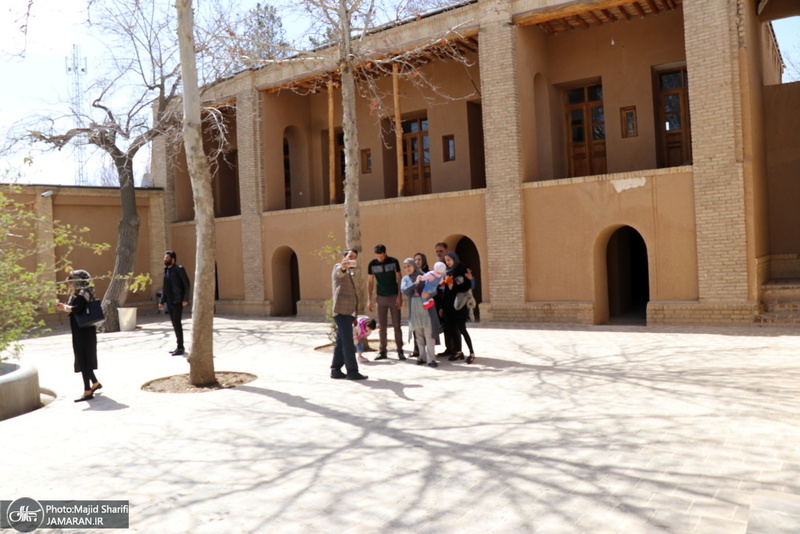 بازدید مسافران نوروزی از بیت تاریخی حضرت امام خمینی (س) در خمین