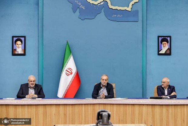 پزشکیان: پنل‌های خورشیدی نباید در گمرک بمانند