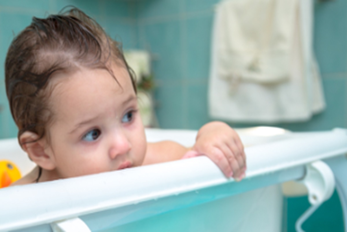 چه طور ایمنی حمام و توالت را برای کودک فراهم کنیم؟