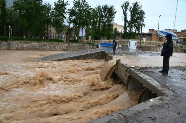 زیرگذر بهارستان و پل های موقت خرم آباد بسته شد