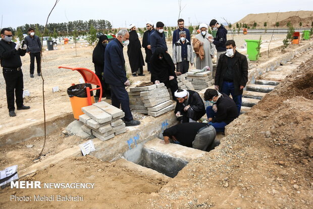 ۵۸ طلبه خوزستانی امور تدفین فوتی‌های کرونایی را انجام می دهند