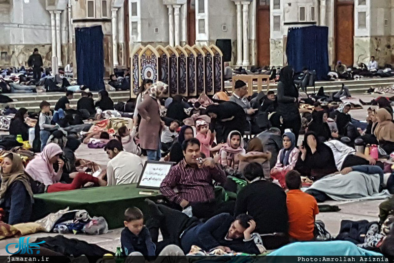 برخی از مردم تهران شب یلدا را در پی زلزله در کنار حرم امام(س) گذراندند