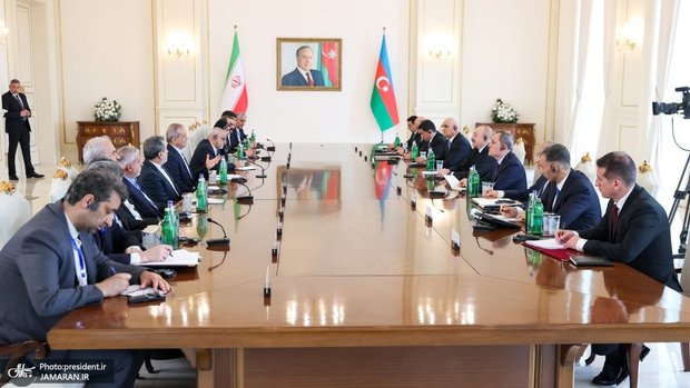 پزشکیان در نشست هیئت‌های عالی‌رتبه ایران و آذربایجان: پیوندهای تاریخی دو ملت ایران و آذربایجان زمینه‌ساز توسعه همکاری‌های دو کشور است/ ایران بر حق حاکمیت آذربایجان بر قره‌باغ تأکید دارد