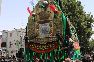 مراسم عزاداری و نخل گردانی روز عاشورا در خمین