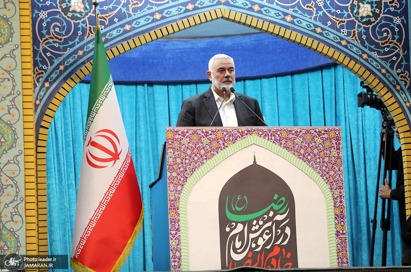 اقامه نماز رهبر معظم انقلاب بر پیکر رئیس جمهوری و یارانش