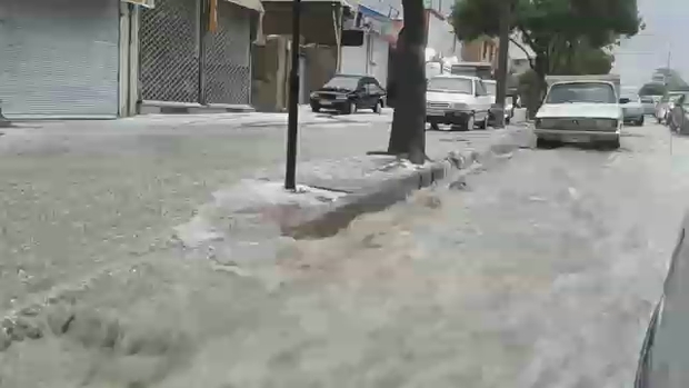  جاده‌ها در اثر جاری شدن سیلاب مسدود شدند