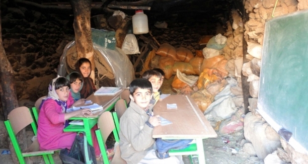 توزیع هفت هزارو500 بسته لوازم التحریر در مدارس مناطق محروم لرستان