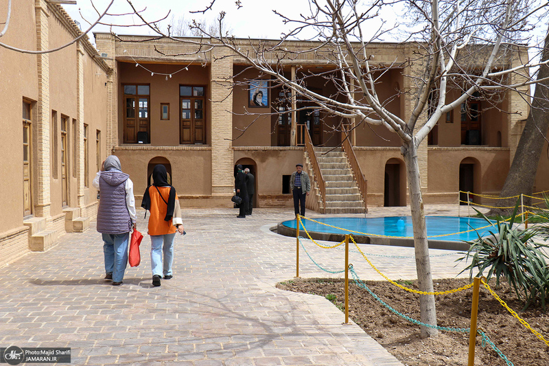 بازدید گردشگران نوروزی از بیت تاریخی حضرت امام در خمین -2