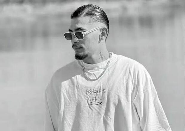 «نیما مرادی» که در حمله اوکراین به کشتی ایرانی شهید شد تنها ۲۳ سال سن داشت/ او برای انجام نخستین ماموریت خود به دریا رفته بود و پدرش جانباز ۳۵ درصد و از آزادگان دفاع مقدس هشت ساله است/ نیما آخرین فرزند خانواده بود، با چند رتبه قهرمانی در تکواندو