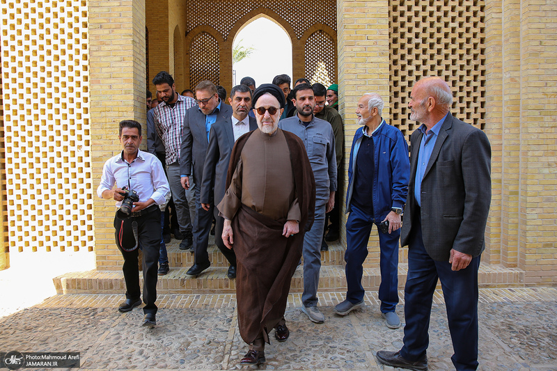 حضور سید محمد خاتمی بر مزار آیت الله سید روح الله خاتمی (ره)