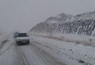 بارش برف سبب لغزندگی جاده کرج - چالوس شد