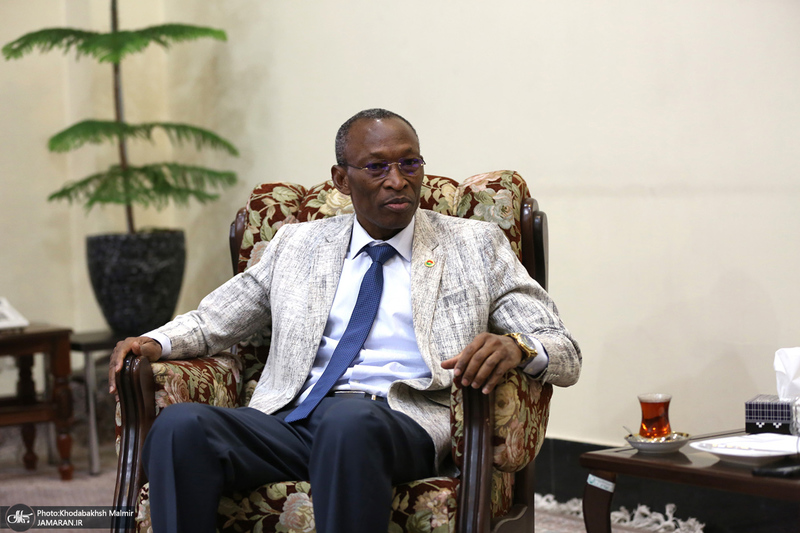 ادای احترام نخست وزیر بورکینافاسو و هیأت همراه نسبت به مقام شامخ بنیان‌گذار جمهوری اسلامی ایران