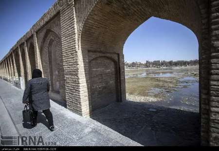 خروجی سد کاهش یافت؛ زاینده رود دگربار تشنگی را تجربه می  کند