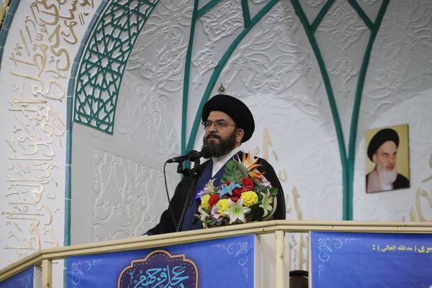 امام جمعه زنجان: دشمن به اسم آزادی، عفت زن مسلمان را نشانه گرفته است/ دشمن امروز با ابزارهای نوین مانند رسانه‌ها، شبکه‌های اجتماعی و هوش مصنوعی در پی کنترل ادراکی، تسخیر اذهان و تضعیف اراده‌هاست