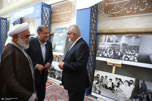 بازدید رئیس مجلس از نمایشگاه عکس امام خمینی