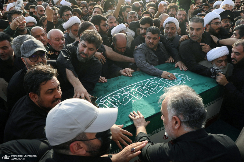 اقامه نماز بر پیکرهای مطهر رهبر شهید و خانواده ایشان به امامت آیت‌الله العظمی جوادی آملی
