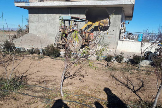 سه بنای غیرمجاز در اراضی کشاورزی بوئین زهرا تخریب شد