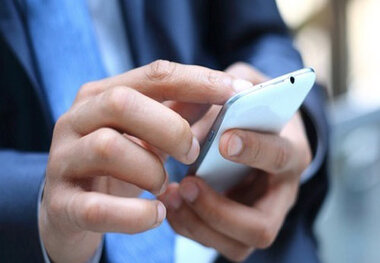 با گردن خم به موبایل و تبلت خیره نشوید

