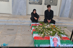 حضور خانواده شهید مازیار سبزعلی بر سرمزار آن مرحوم 