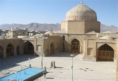 دیوار مسجد جامع قدیمی گلپایگان ترک خورد